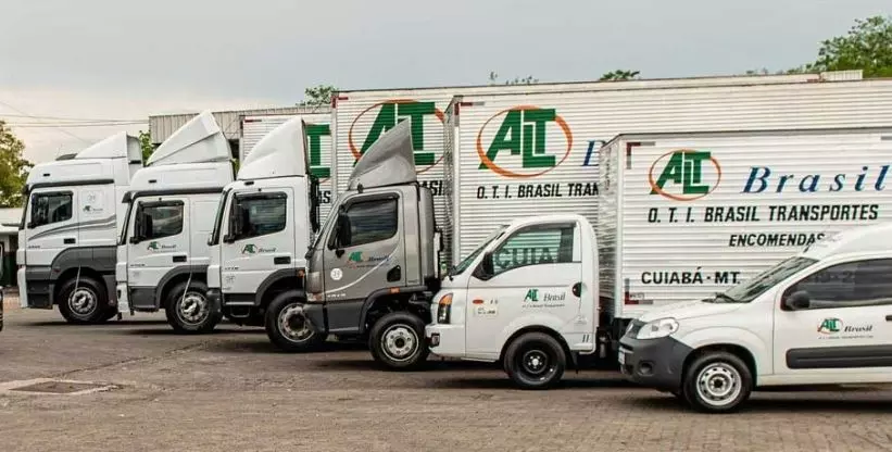 A foto mostra uma frota de caminhões da ALT Brasil Transportes