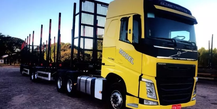 A foto mostra um tritrem da FM Model Transportes