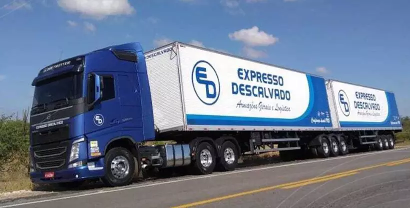A foto mostra uma carreta da Expresso Descalvado