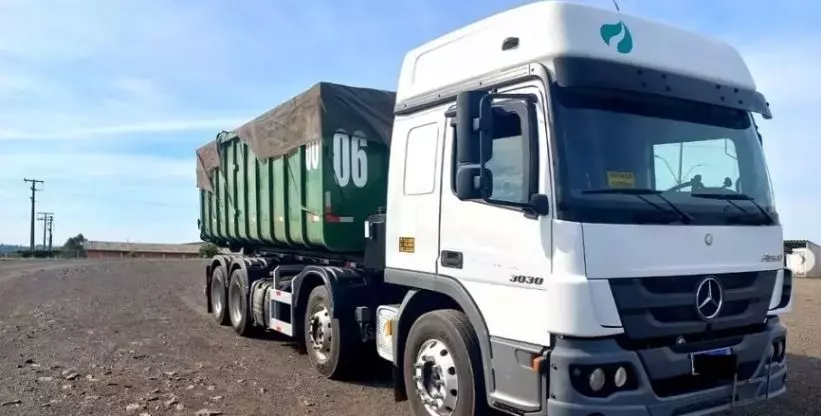 A foto mostra um caminhão da Bioexpress Transportes Rodoviários