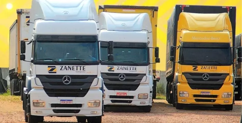 A foto mostra uma frota de caminhões da Zanette Transportes