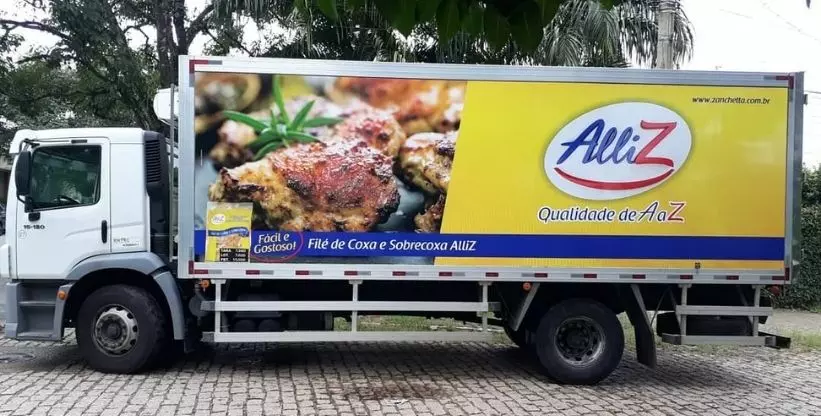 A foto mostra um caminhão do Grupo Zanchetta