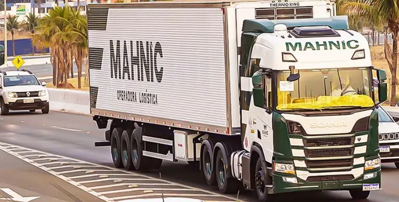 A foto mostra uma carreta da Mahnic Logística