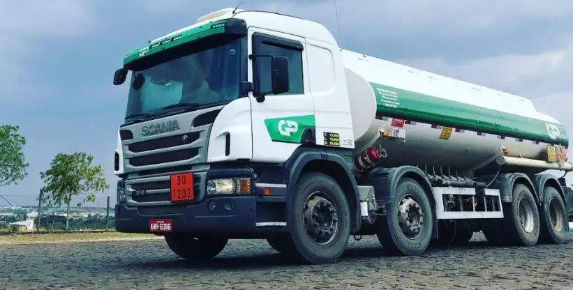 A foto mostra um caminhão Bitruck da GP Combustíveis