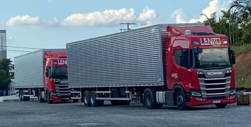 A foto mostra duas carretas da Lenito Transportes