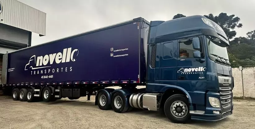 A foto mostra uma carreta da Novello Transportes