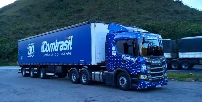 A foto mostra uma carreta da Comtrasil