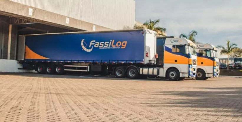 A foto mostra uma carreta da Fassilog
