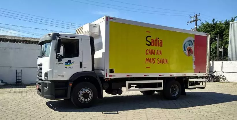 A foto mostra um caminhão da Artiolli Transportes