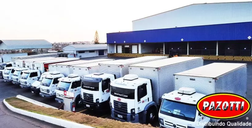 A foto mostra uma frota de caminhões da Distribuidora Pazotti