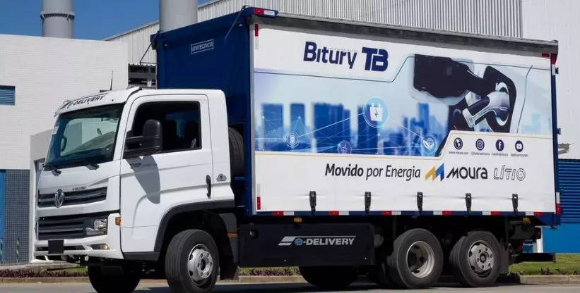 A imagem mostra um caminhão do Grupo Moura
