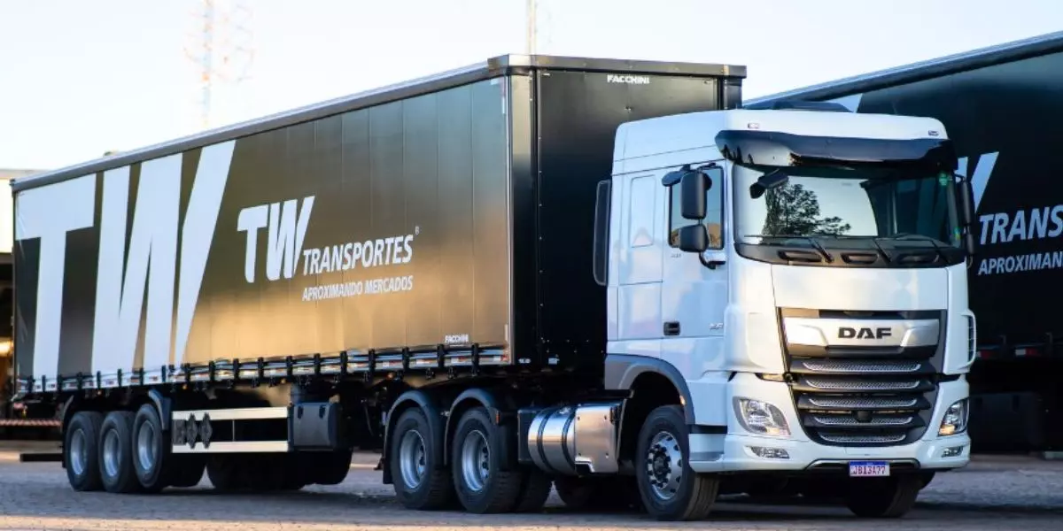 A foto mostra uma carreta da TW Transportes