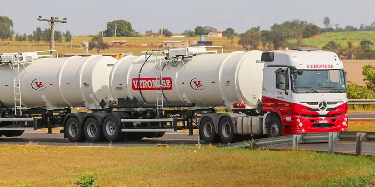 A foto mostra um Bitrem da Transportadora Veronese