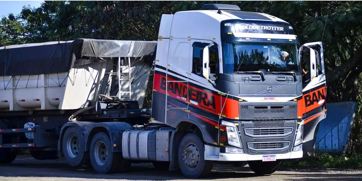A foto mostra uma carreta da Bandeira Transportes