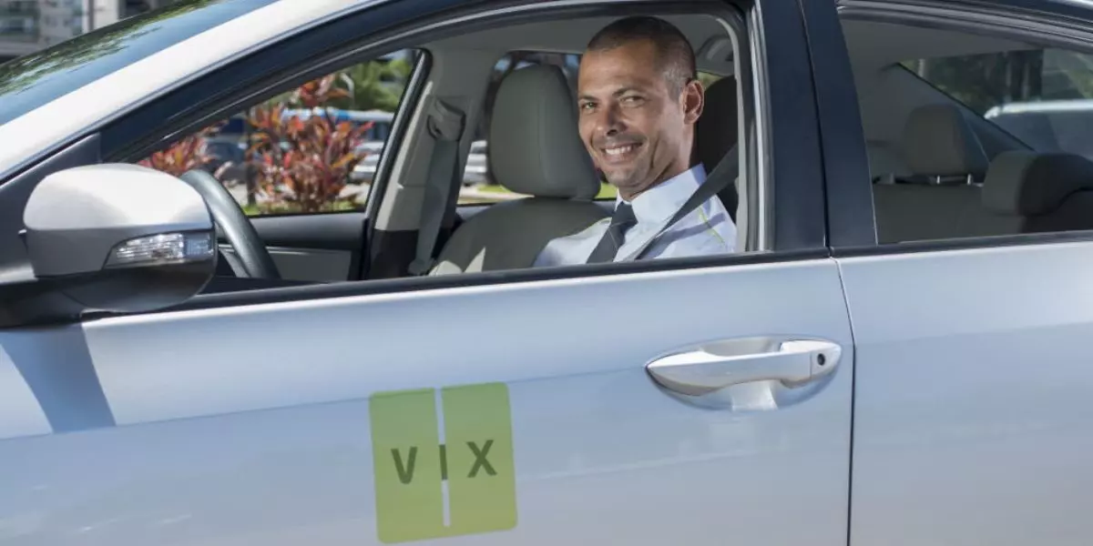 A foto mostra um veículo leve e um motorista da VIX Logística