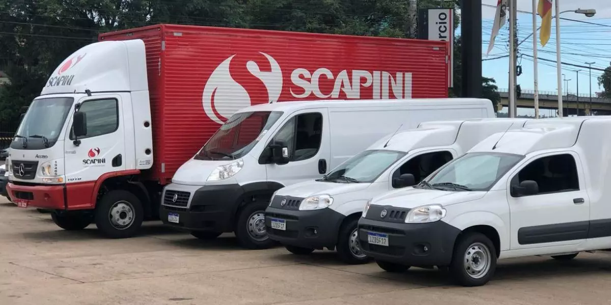 A foto mostra uma frota de veículos da Scapini Transportes