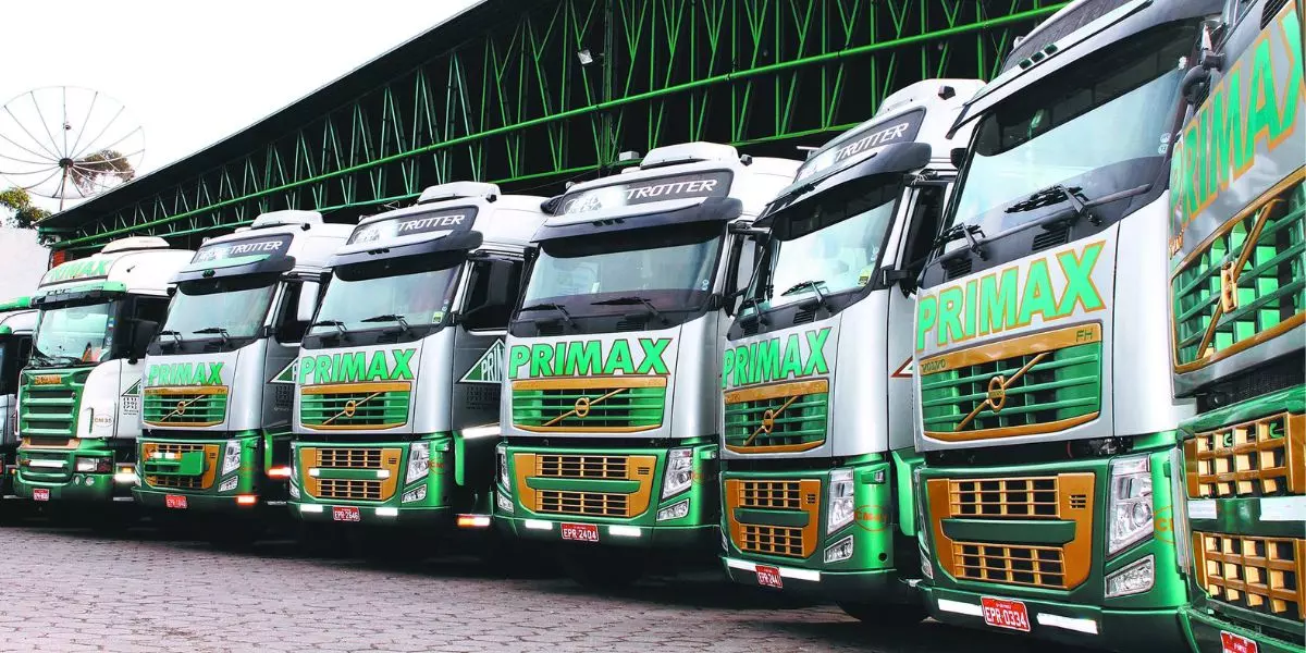 A foto mostra uma frota de carretas da PRIMAX Logística e Engenharia