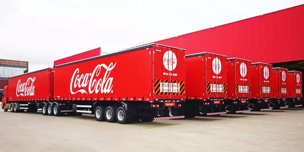 A foto mostra uma frota de Bitrens da Coca-Cola Andina