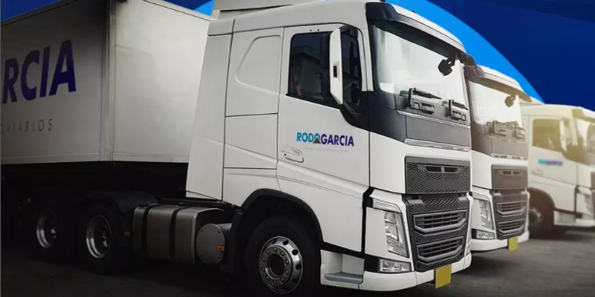 A foto mostra uma carreta da Rodogarcia