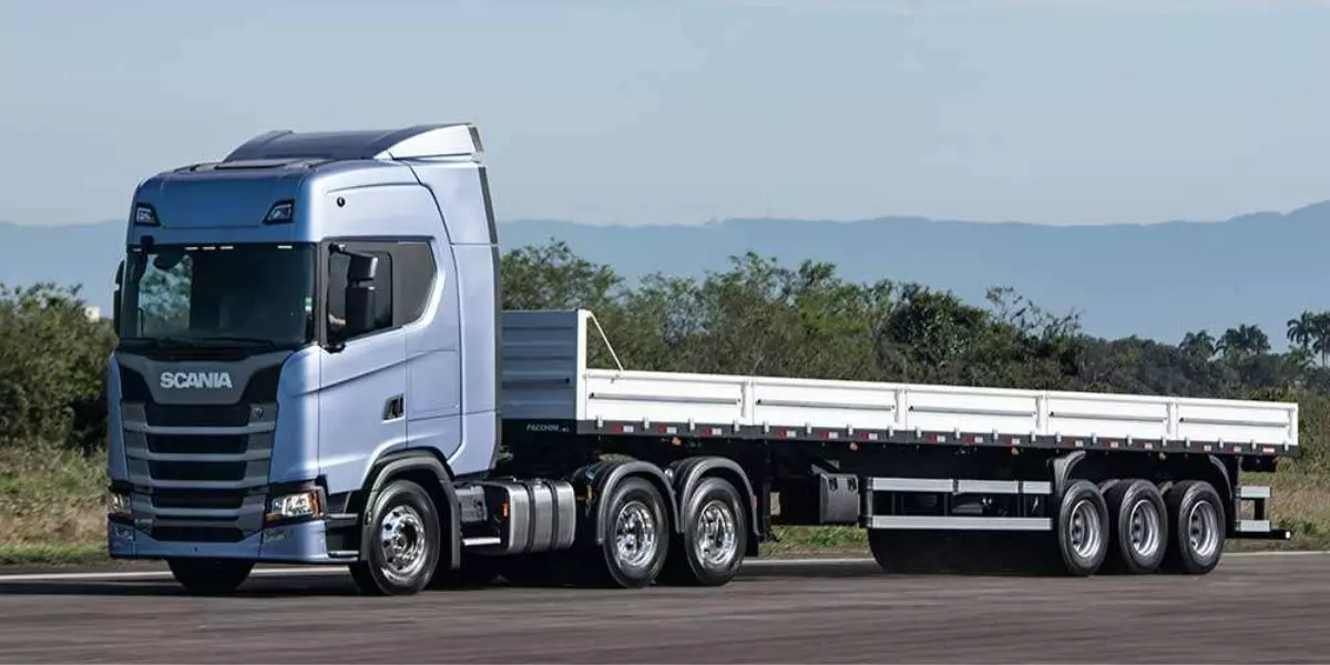 A foto mostra uma carreta Scania