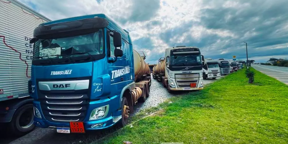 A foto mostra duas carretas da Transvale
