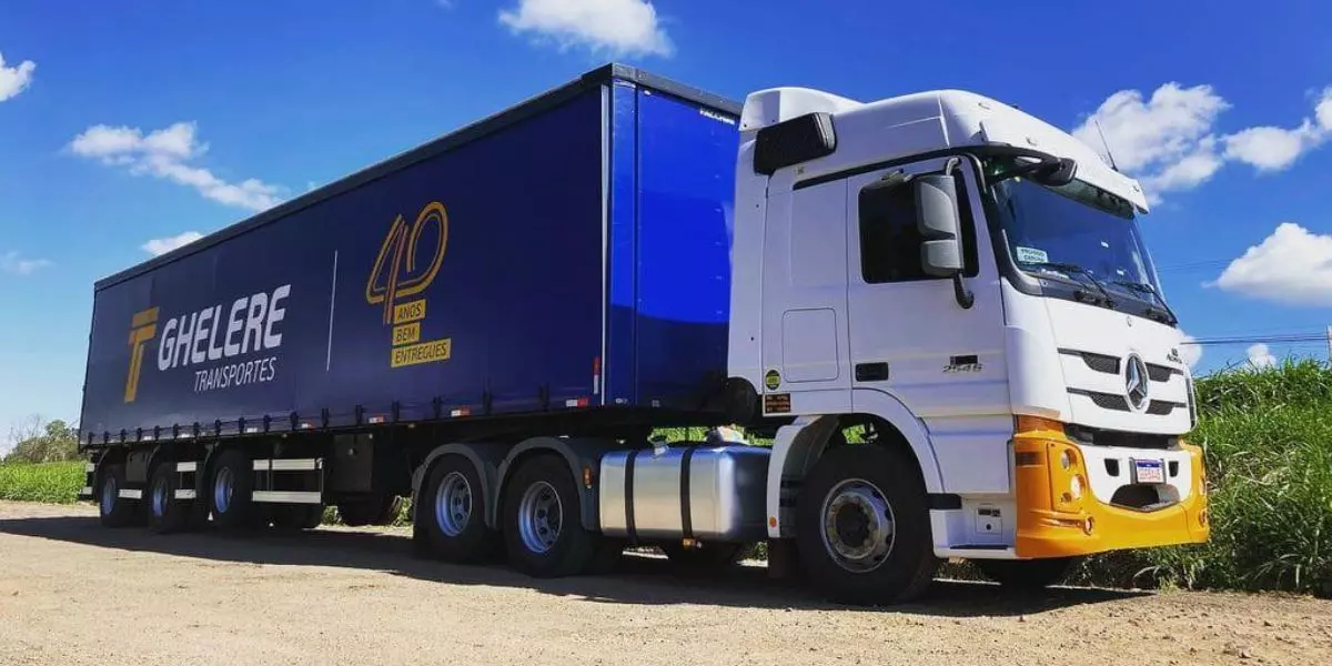 A foto mostra uma carreta da Ghelere Transportes
