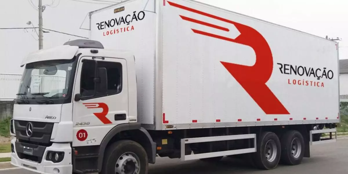 A foto mostra um caminhão da Renovação Logística 