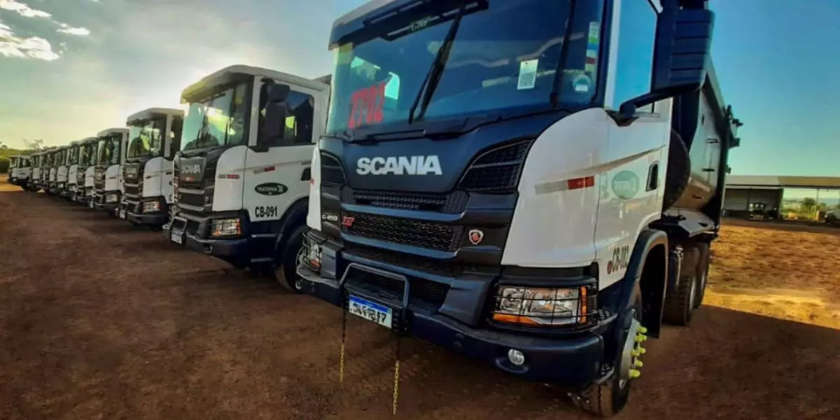 A foto mostra uma frota de caminhão basculante da Traterra