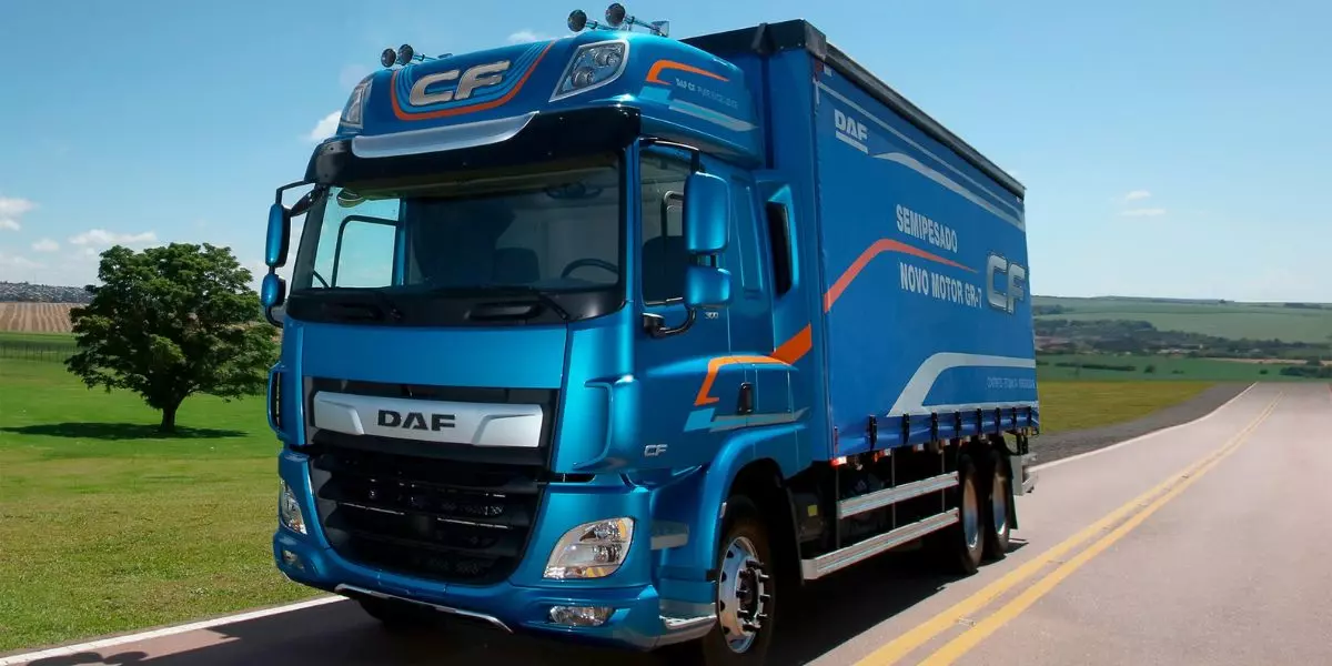 A foto mostra um Caminhão DAF na estrada