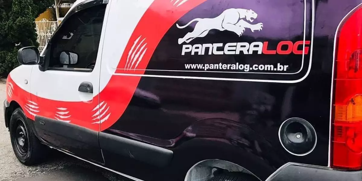 A foto mostra um furgão da Pantera Log
