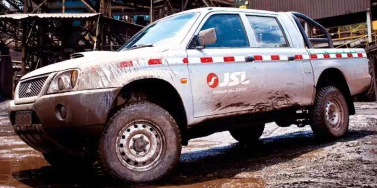 A foto mostra um veículo leve da JSL