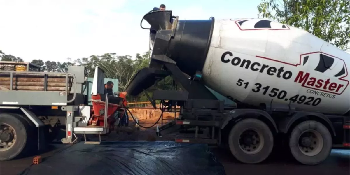 A foto mostra um caminhão betoneira da Concreto Master