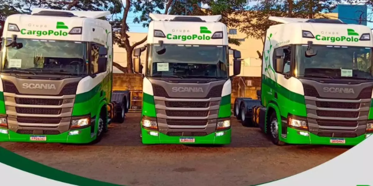 A foto mostra três carretas do Grupo CargoPolo