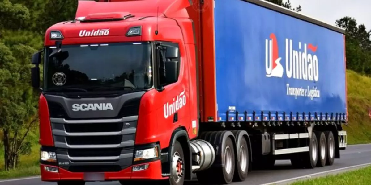 A foto mostra uma carreta da Unidão Transportes e Logística