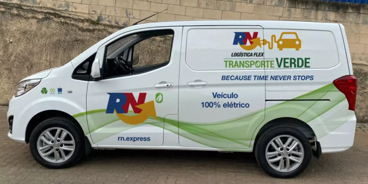 A foto mostra um furgão da RN Logística