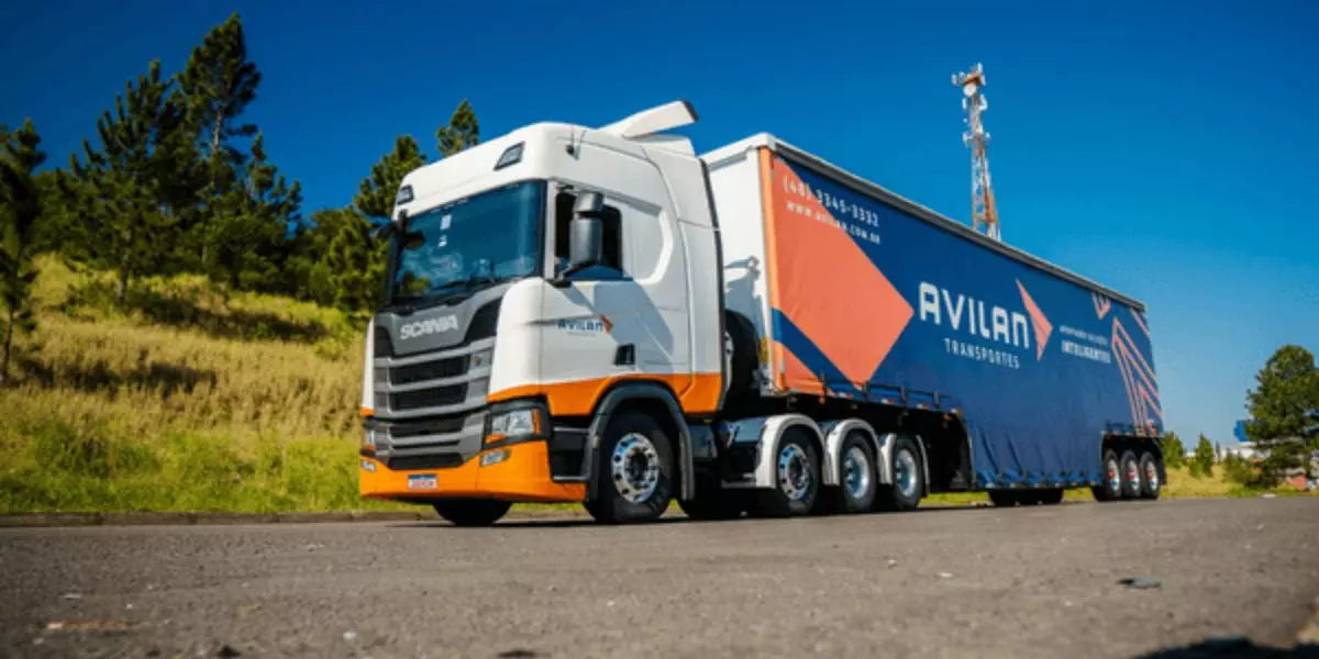 A foto mostra uma carreta da Avilan Transportes