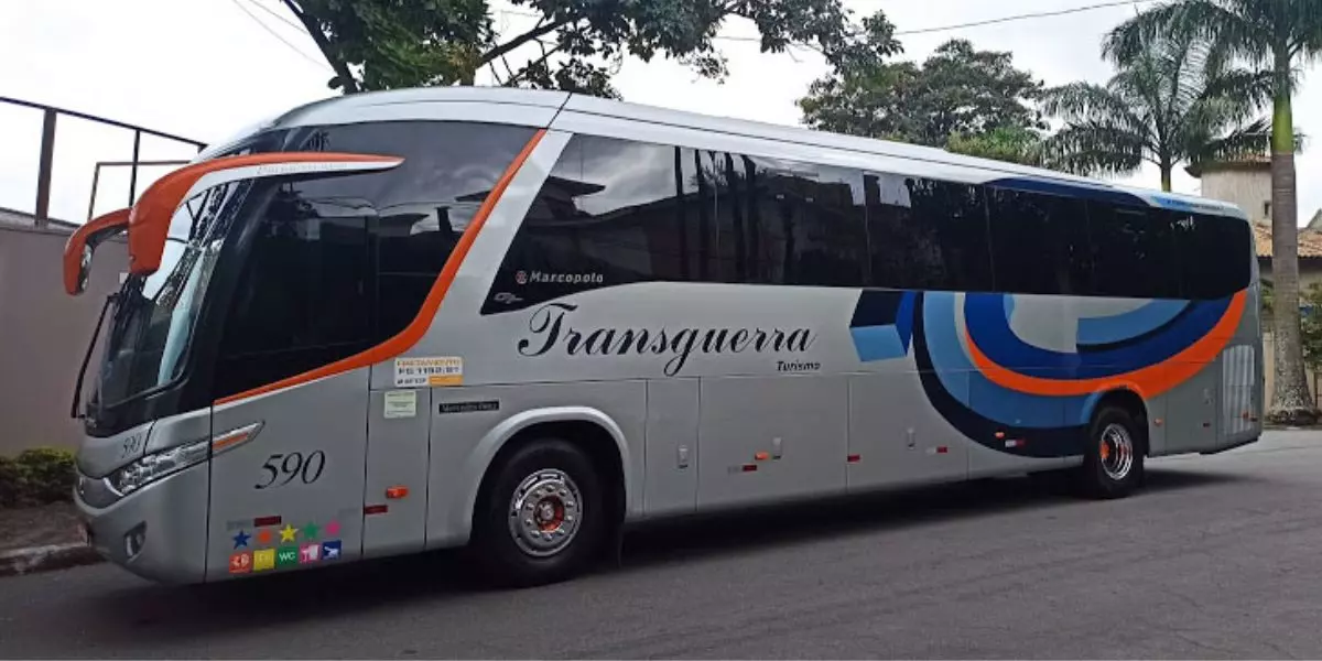 Ônibus de transporte de passageiros da Transguerra Turismo. 