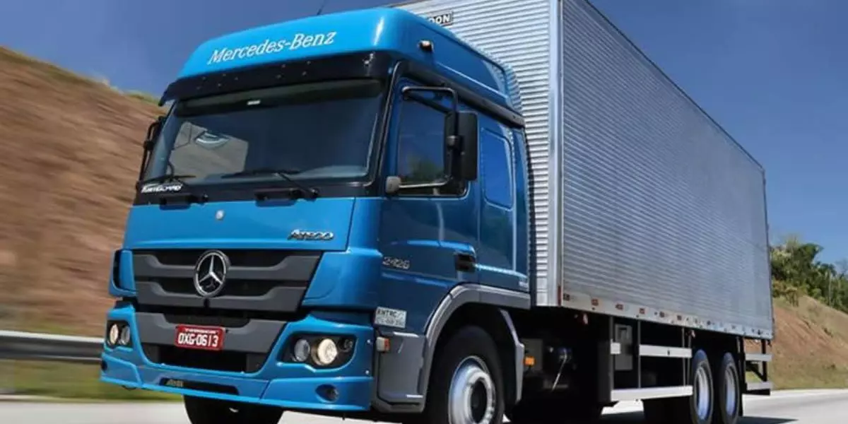 A foto mostra um caminhão Mercedes-Benz da Minasmáquinas
