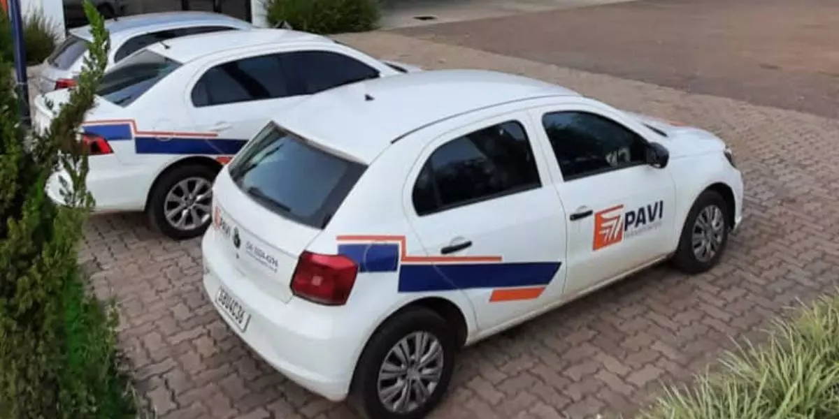A foto mostra um carro da Pavi Transportes