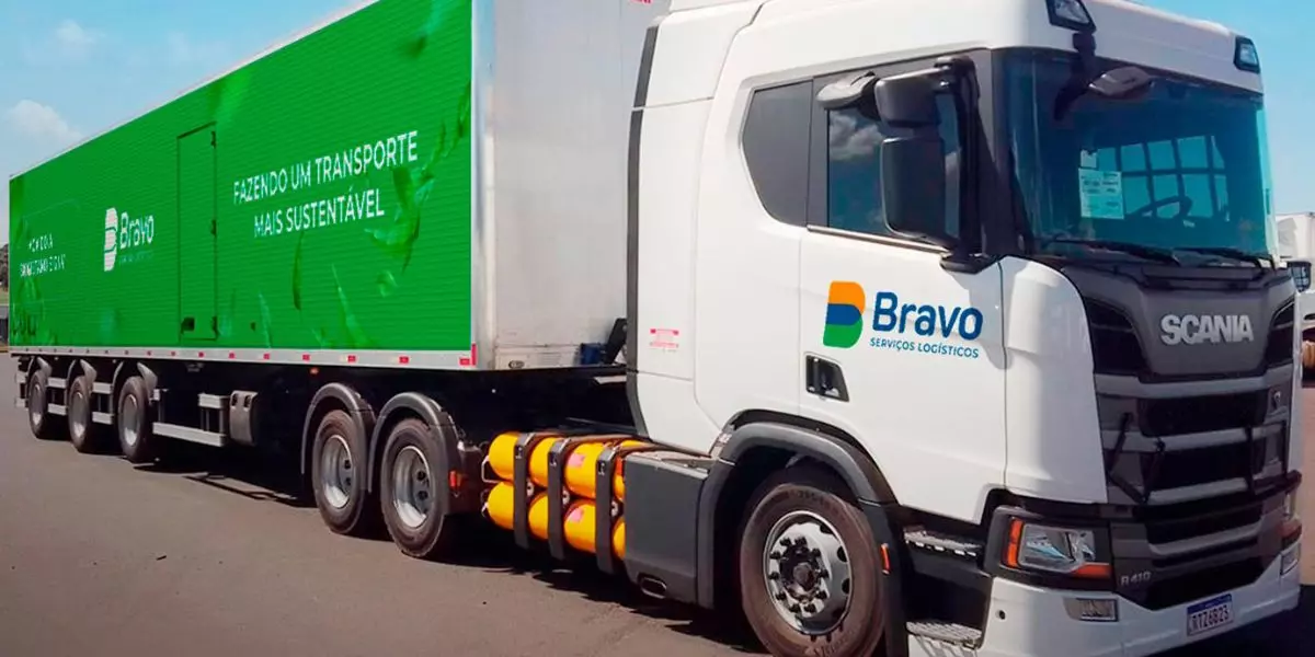 A foto mostra uma carreta da Bravo Serviços Logísticos