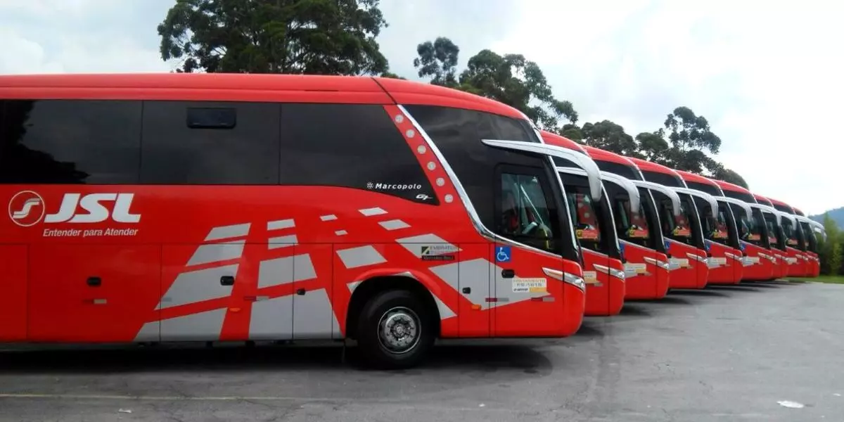 A foto mostra uma frota de ônibus da JSL