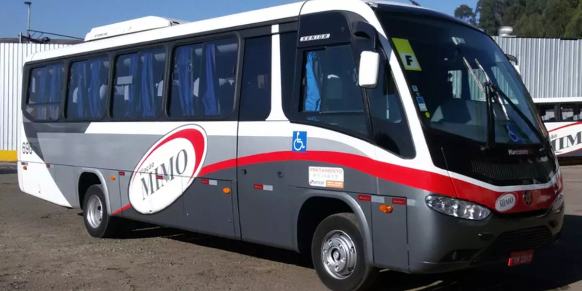 Um micro-ônibus da Viação Mimo.