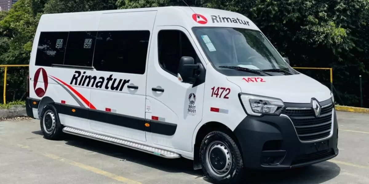 A foto mostra uma van da Rimatur