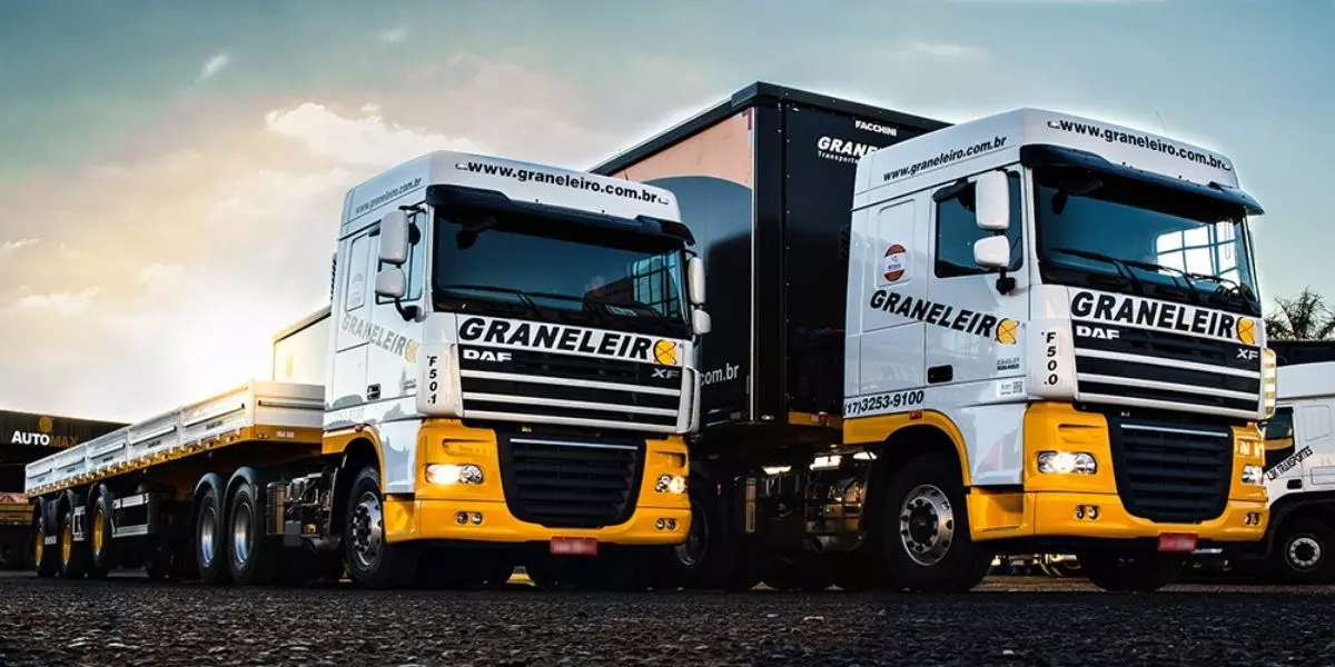 A foto mostra duas carretas da Graneleiro Transportes