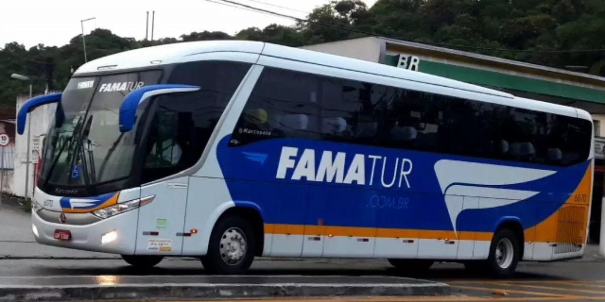 A foto mostra um ônibus da Famatur