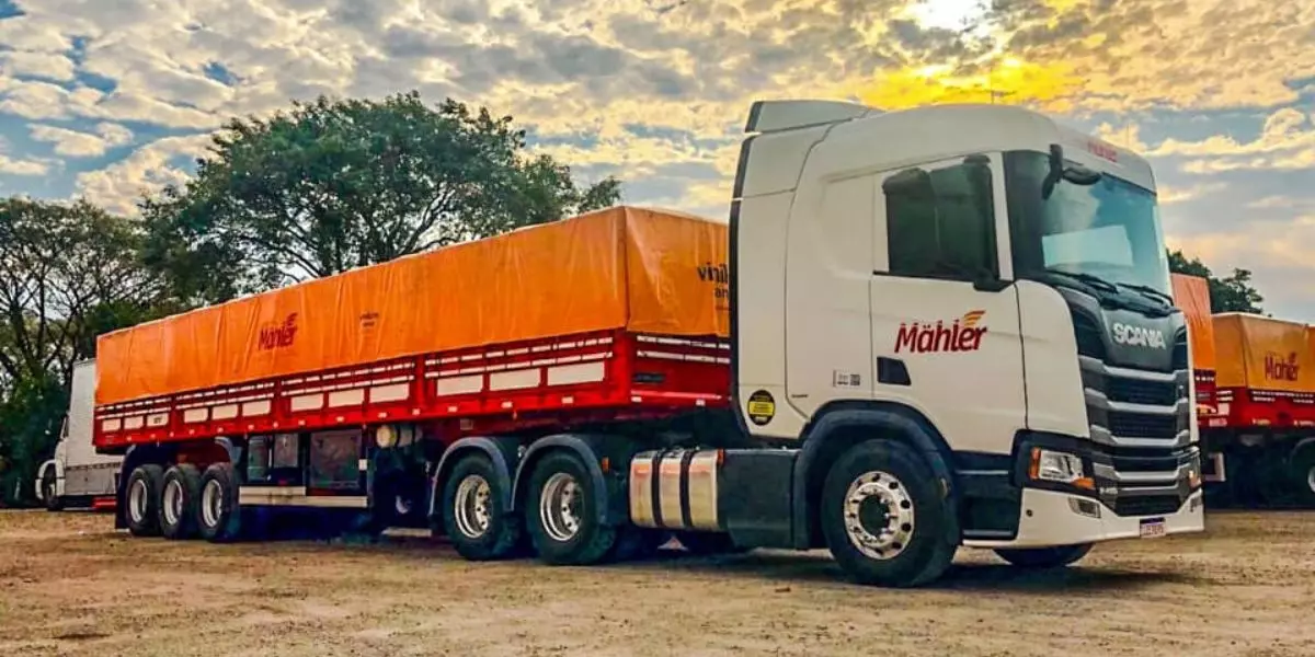 A foto mostra uma carreta da Transportes Mähler