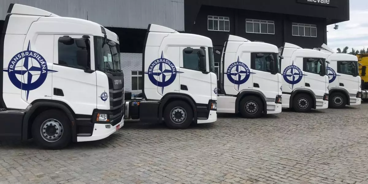 A foto mostra uma frota de carretas da Transportadora Transbrasiliana