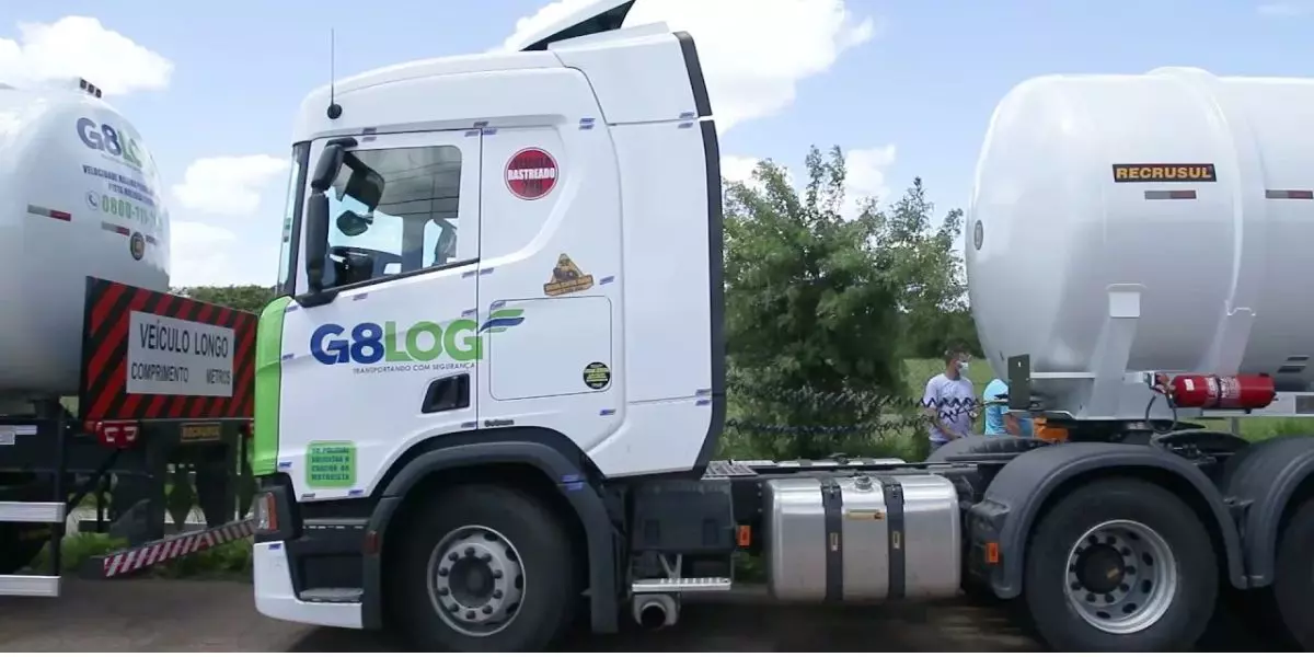 A foto mostra uma carreta da G8 LOG