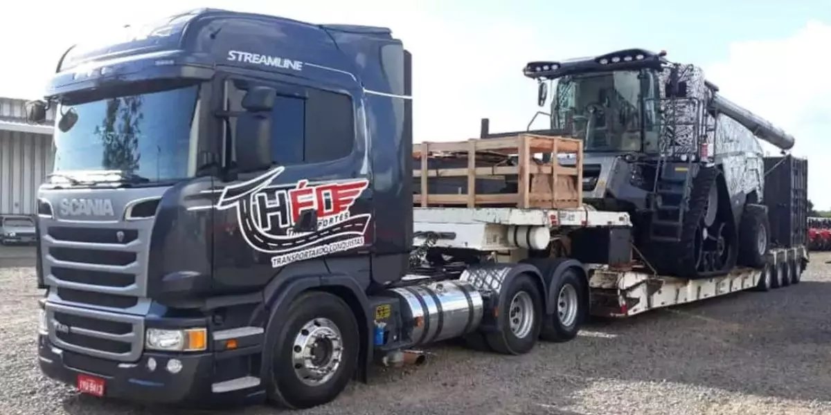 Caminhão Prancha da empresa Théo Transportes