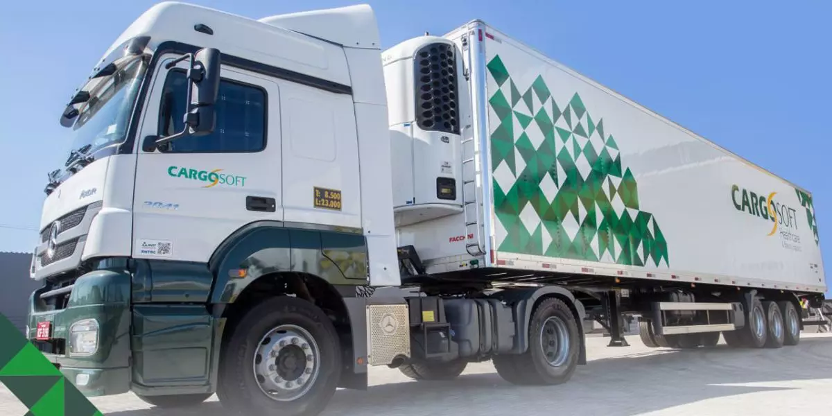 A foto mostra uma carreta da Cargosoft